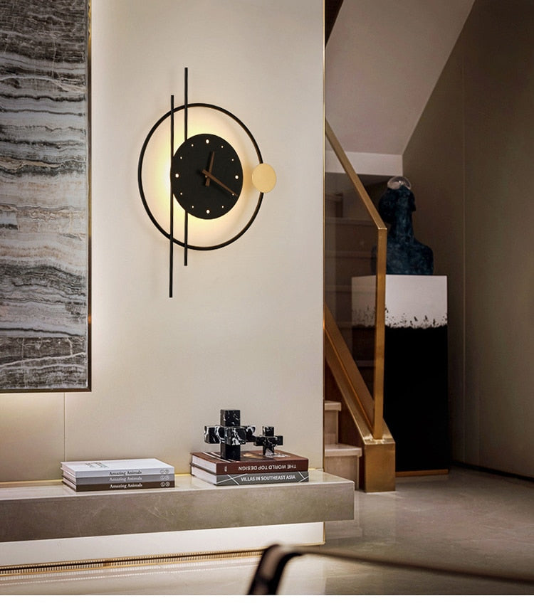 Konstnärlig svart väggklocka med integrerad lampa för hem- och kontorsdekoration