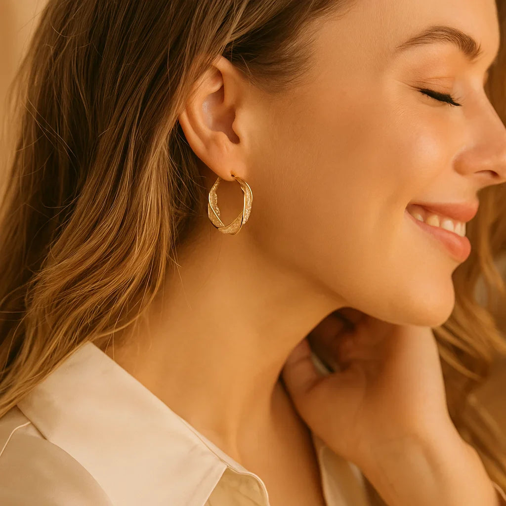 Eleganta gyllene vridna creoler örhängen med nätmönster