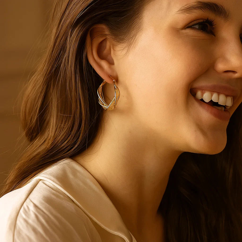 Eleganta gyllene vridna creoler örhängen med nätmönster