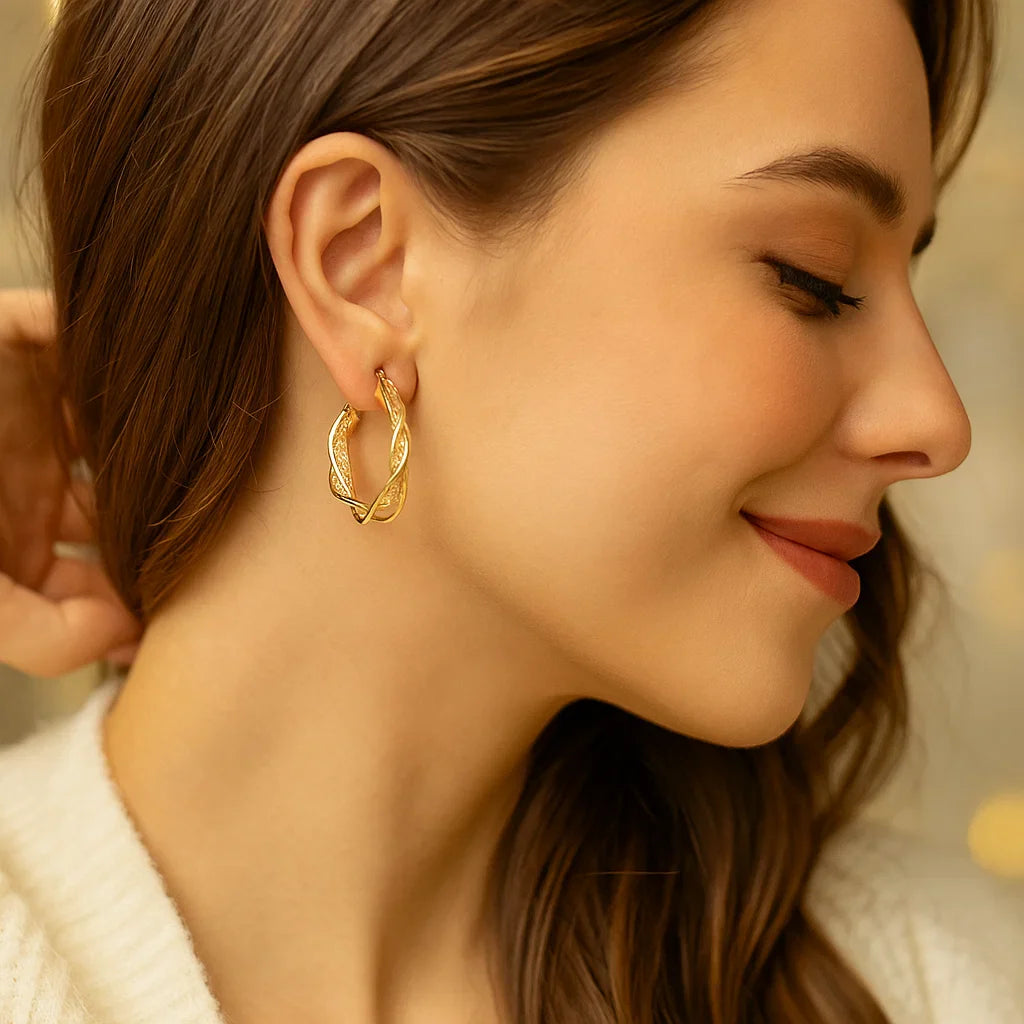 Eleganta gyllene vridna creoler örhängen med nätmönster