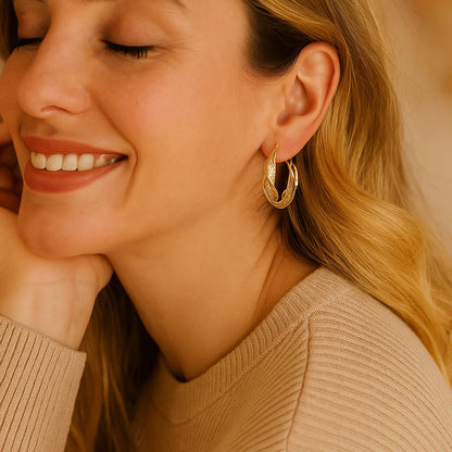 Eleganta gyllene vridna creoler örhängen med nätmönster