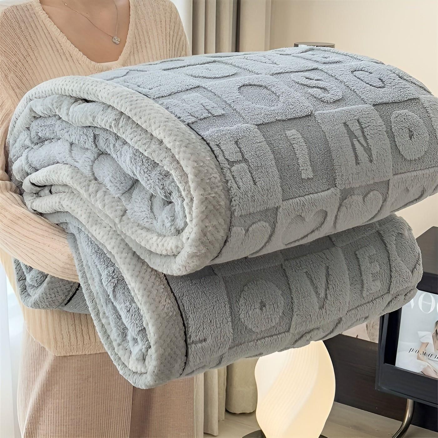 CozyJacquard Blanket - Ultra-mjukt korallfleecefilt med dubbelsidig hjärt- och bokstavsdesign