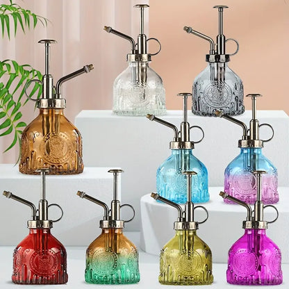 Präglad glasflaska med metallmunstycke – växtspruta för blommabesträckning i vintage-design