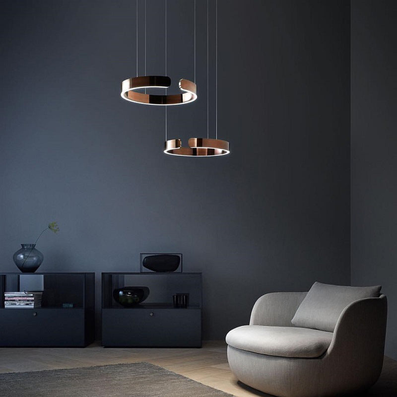 Luna LED Rund Hänglampa – Svart/Guld Metall