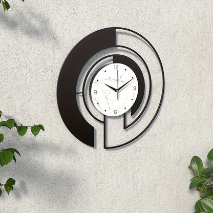 GeoClock - Tyst Geometrisk Väggklocka i Svart Metall