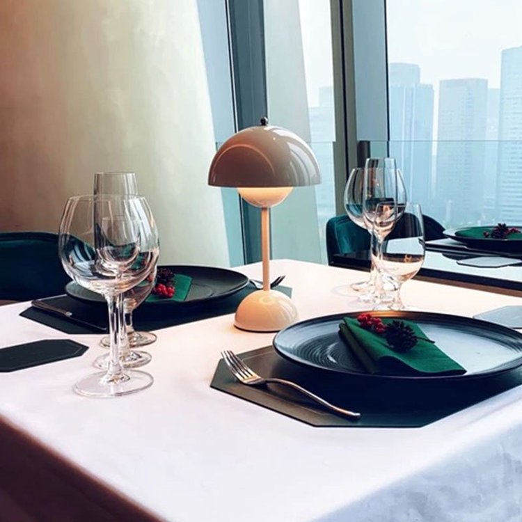 Multifärgad LED Touch Lampa med Justerbar Ljusstyrka