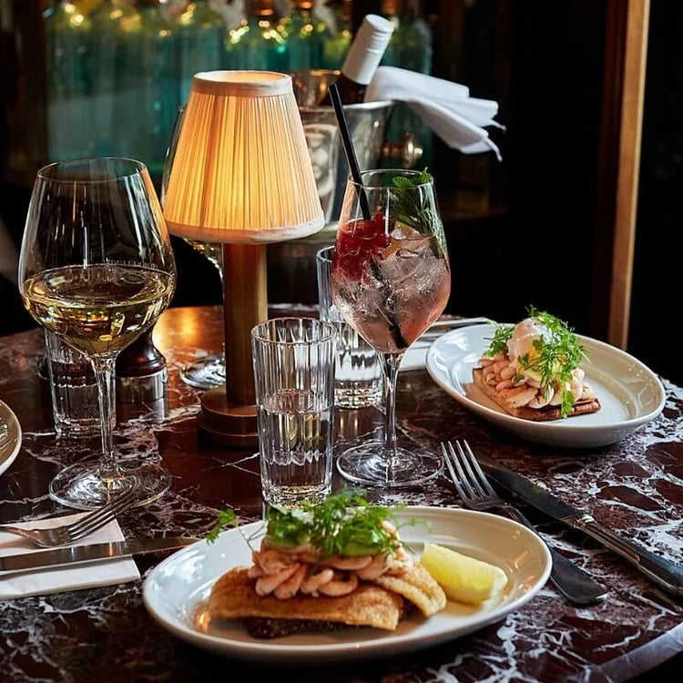 Carvallo – Sladdlös Bordslampa med Fin Tygskärm och LED-belysning