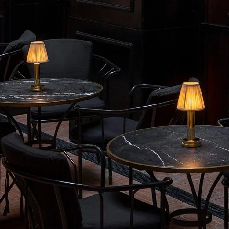 Carvallo – Sladdlös Bordslampa med Fin Tygskärm och LED-belysning