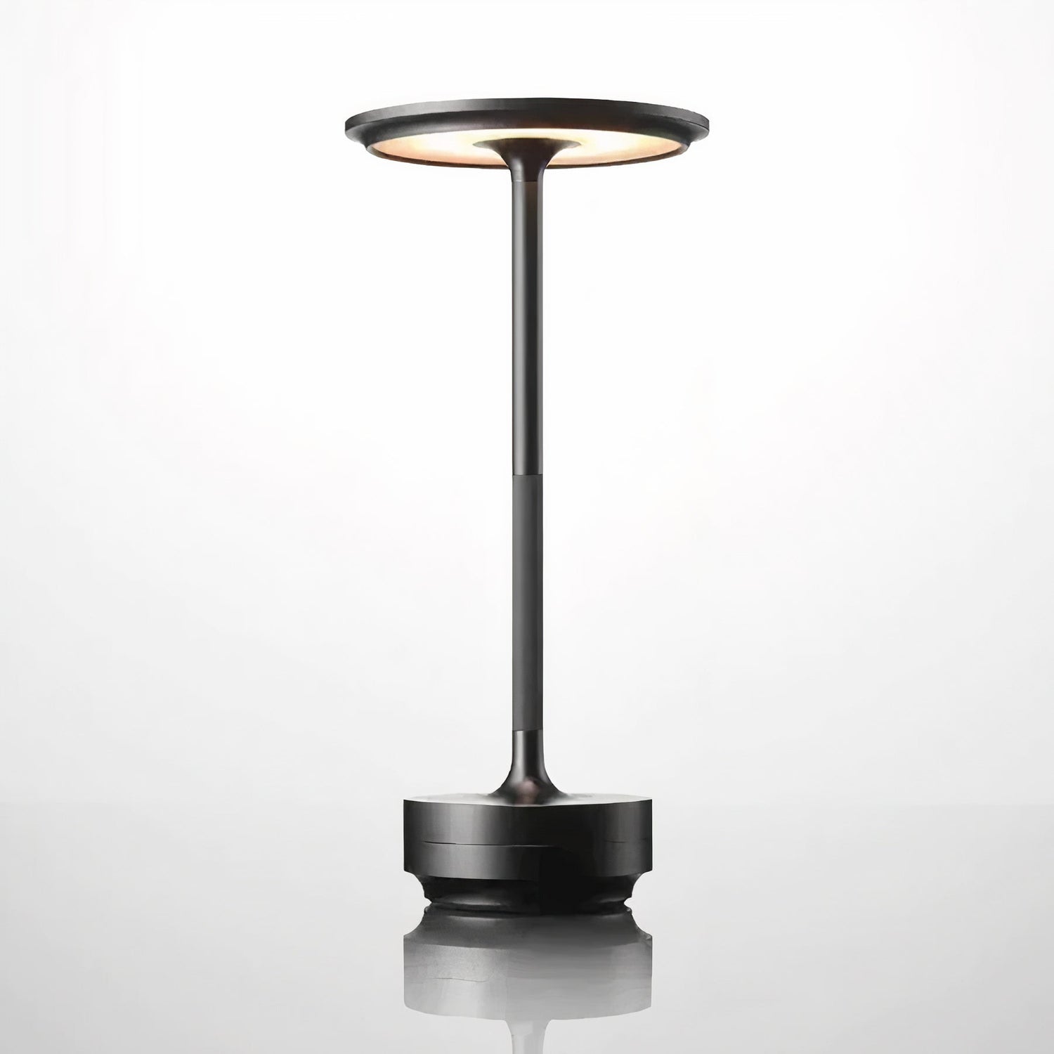 LumenArt - Skapa en atmosfär av elegans med Thomas bordslampa från LumenArt