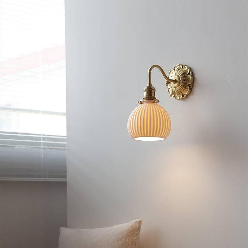 Mässingsvägglampa med keramisk skärm