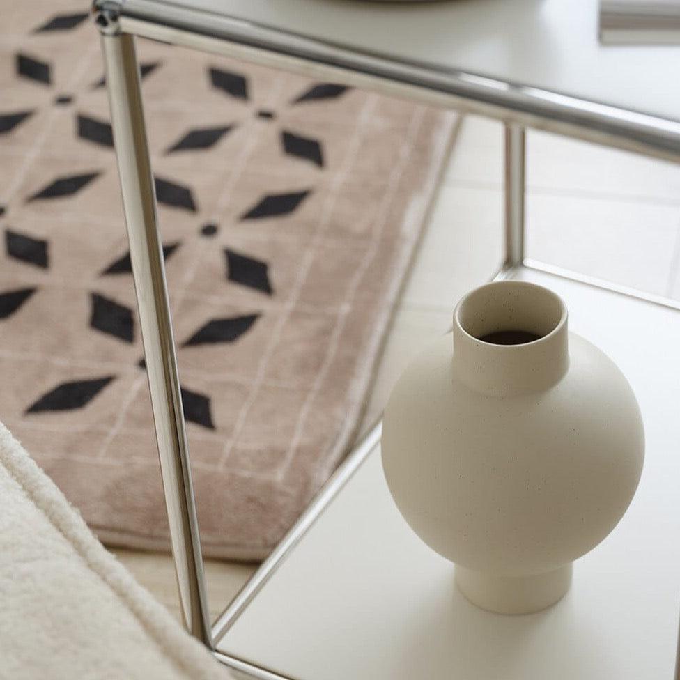 PureForm – Smal vas med slät böjd kropp i minimalistisk design