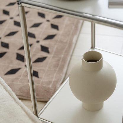 PureForm – Smal vas med slät böjd kropp i minimalistisk design