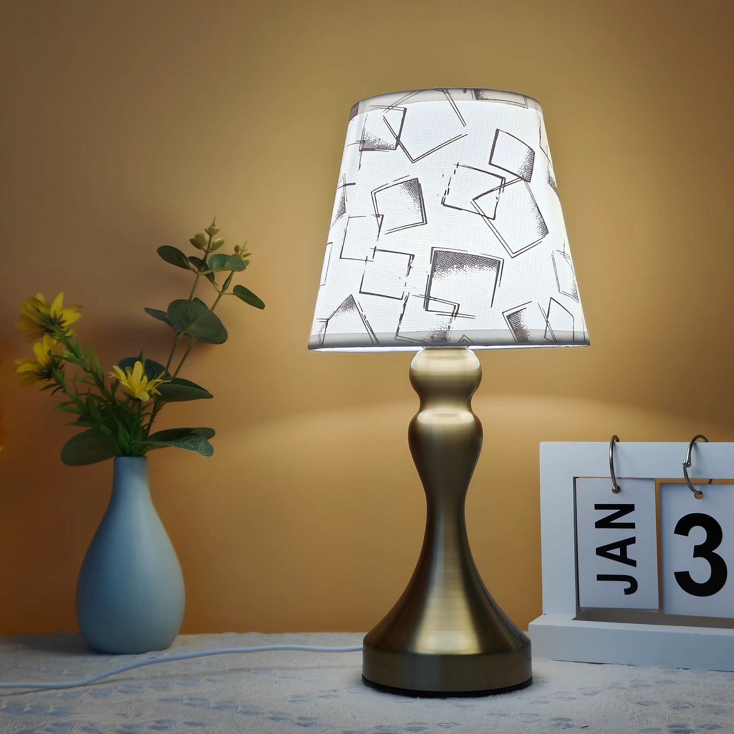 Gyllene Elegans Bordslampa - Förfinad Stil för Alla Utrymmen