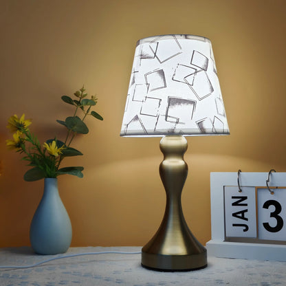 Gyllene Elegans Bordslampa - Förfinad Stil för Alla Utrymmen