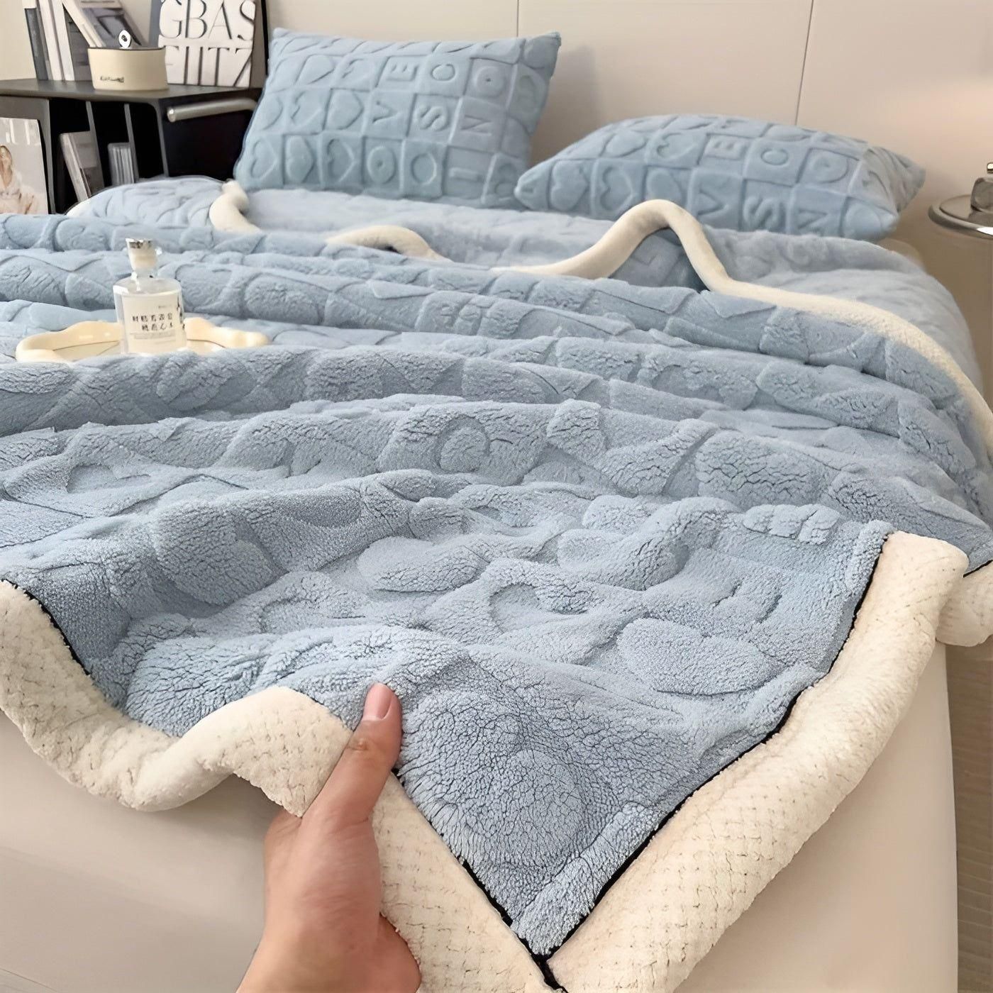 CozyJacquard Blanket - Ultra-mjukt korallfleecefilt med dubbelsidig hjärt- och bokstavsdesign