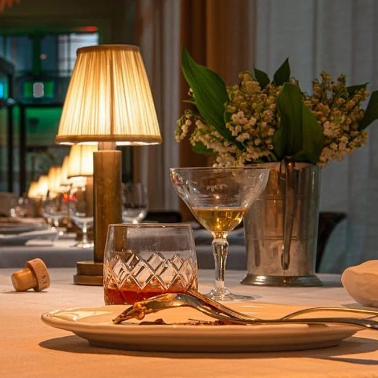 Carvallo – Sladdlös Bordslampa med Fin Tygskärm och LED-belysning