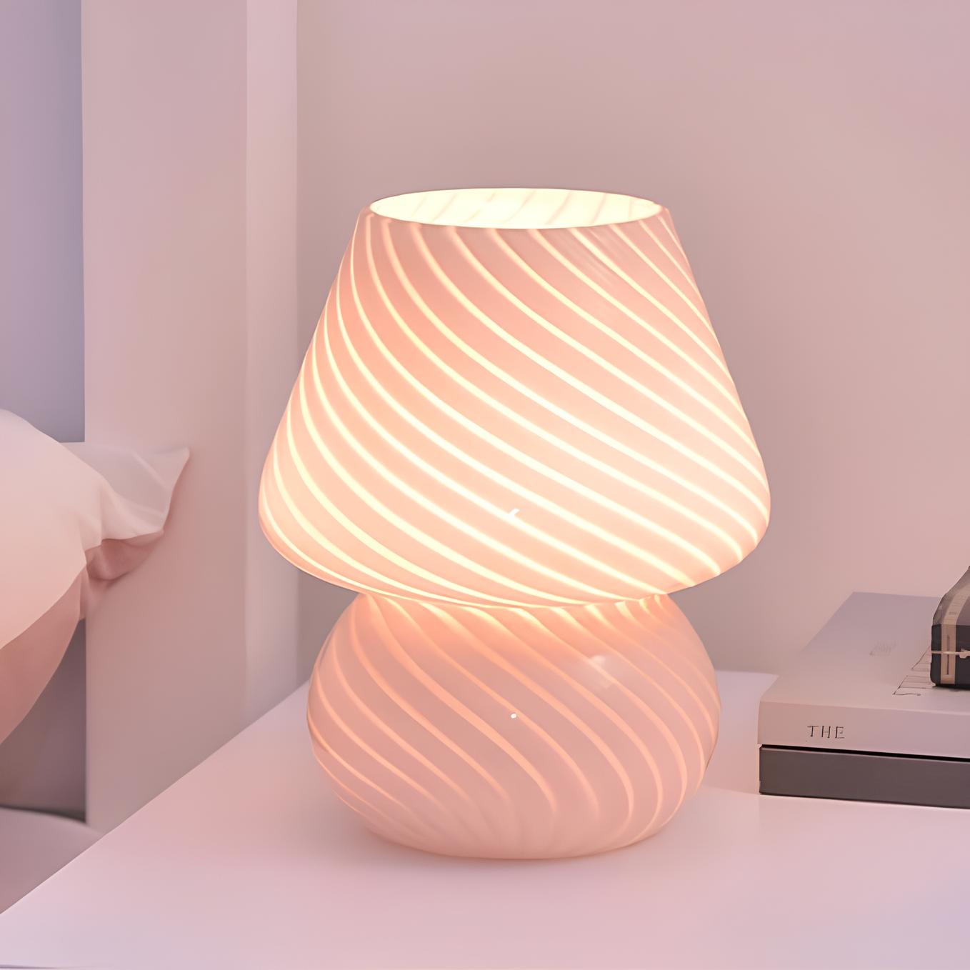 Sarah Elegante Handblåst Bordslampa för en Stämningsfull Inredning