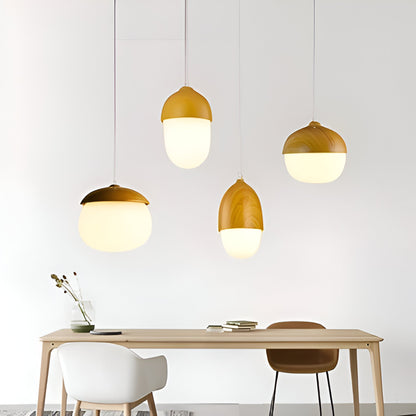 Pendellampa med glas- och trädetaljer – Dekorativ ekollonform i månstil