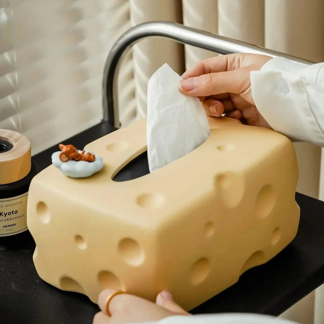 Tecknad ostform keramisk papperslåde - modern dekoraccent