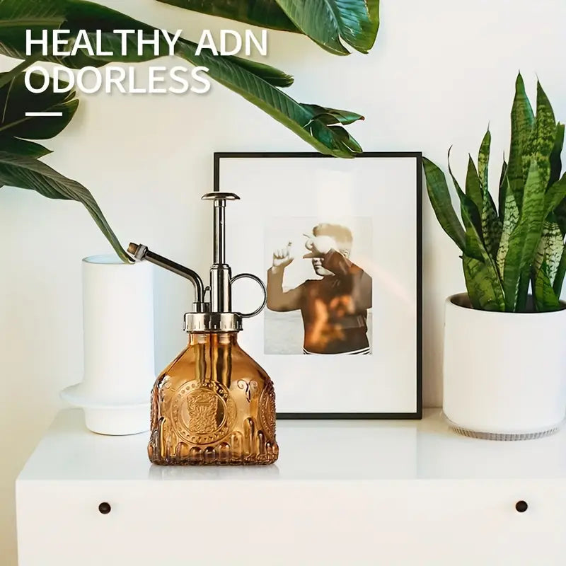 Präglad glasflaska med metallmunstycke – växtspruta för blommabesträckning i vintage-design