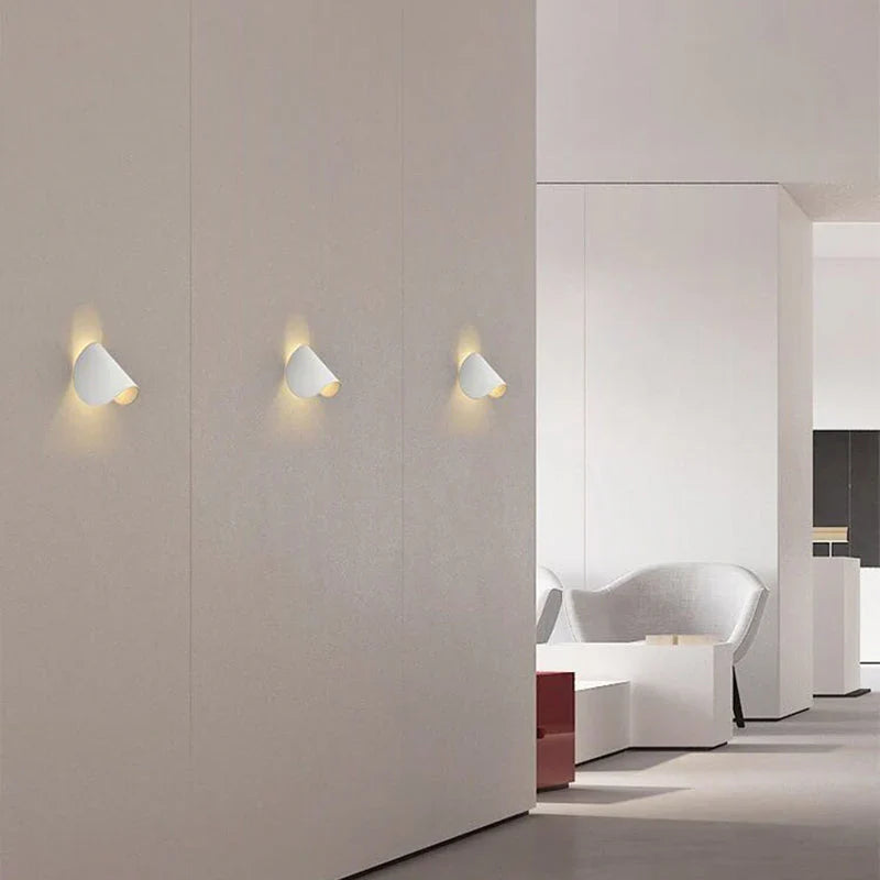 Modern färgad LED-vägglampa i stilren design