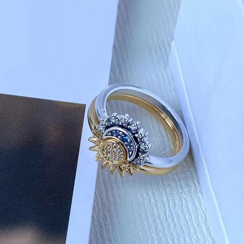 Kristalluttalande ring med sol- och måndesign