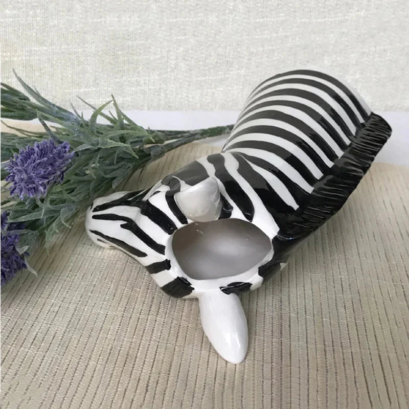 Keramisk svart och vit zebra vas för modern dekoration