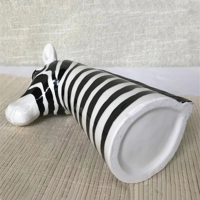 Keramisk svart och vit zebra vas för modern dekoration
