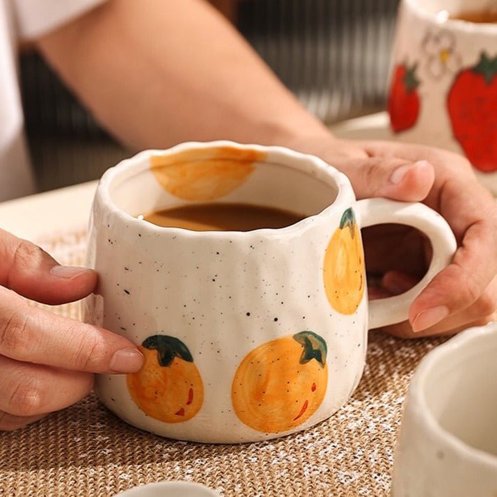Keramisk kaffekopp med lekfullt fruktdesign