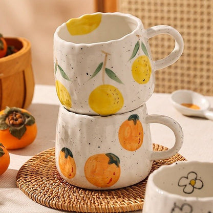 Keramisk kaffekopp med lekfullt fruktdesign
