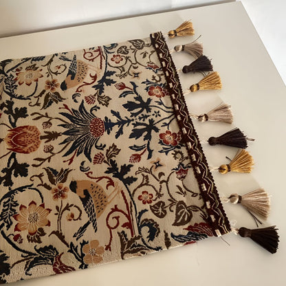 EVERBLOOM LINENS – Elegant bordsduk med jacquardmotiv av blommor och fåglar