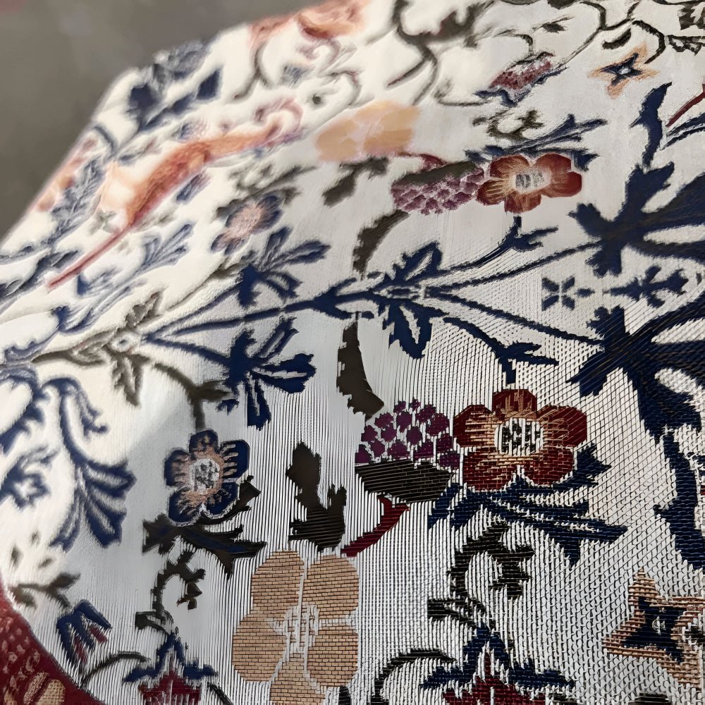 EVERBLOOM LINENS – Elegant bordsduk med jacquardmotiv av blommor och fåglar