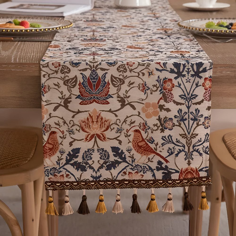 EVERBLOOM LINENS – Elegant bordsduk med jacquardmotiv av blommor och fåglar