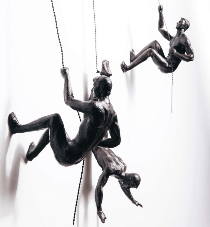 ArtiClimb Väggfigur | Klättrande skulptur i konstharp