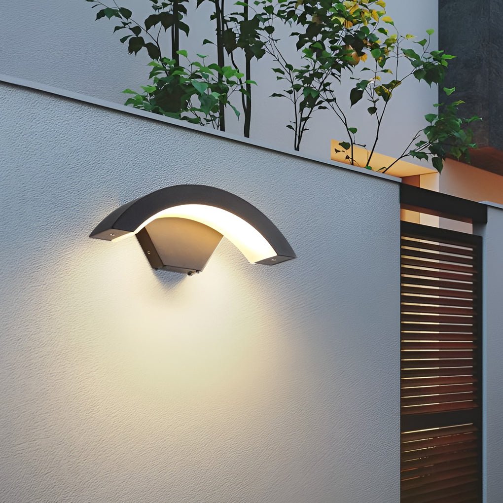 Utomhusvägglampa med böjd LED-design