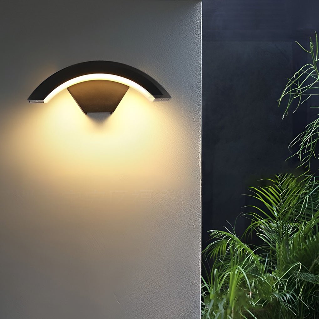 Utomhusvägglampa med böjd LED-design