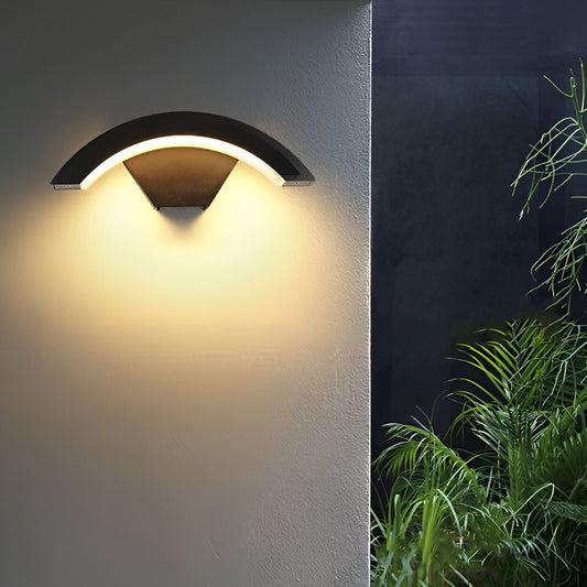 Utomhusvägglampa med böjd LED-design