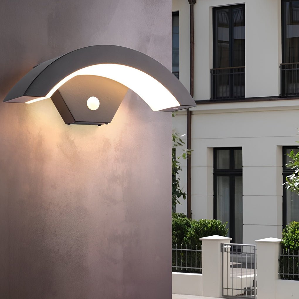 Utomhusvägglampa med böjd LED-design