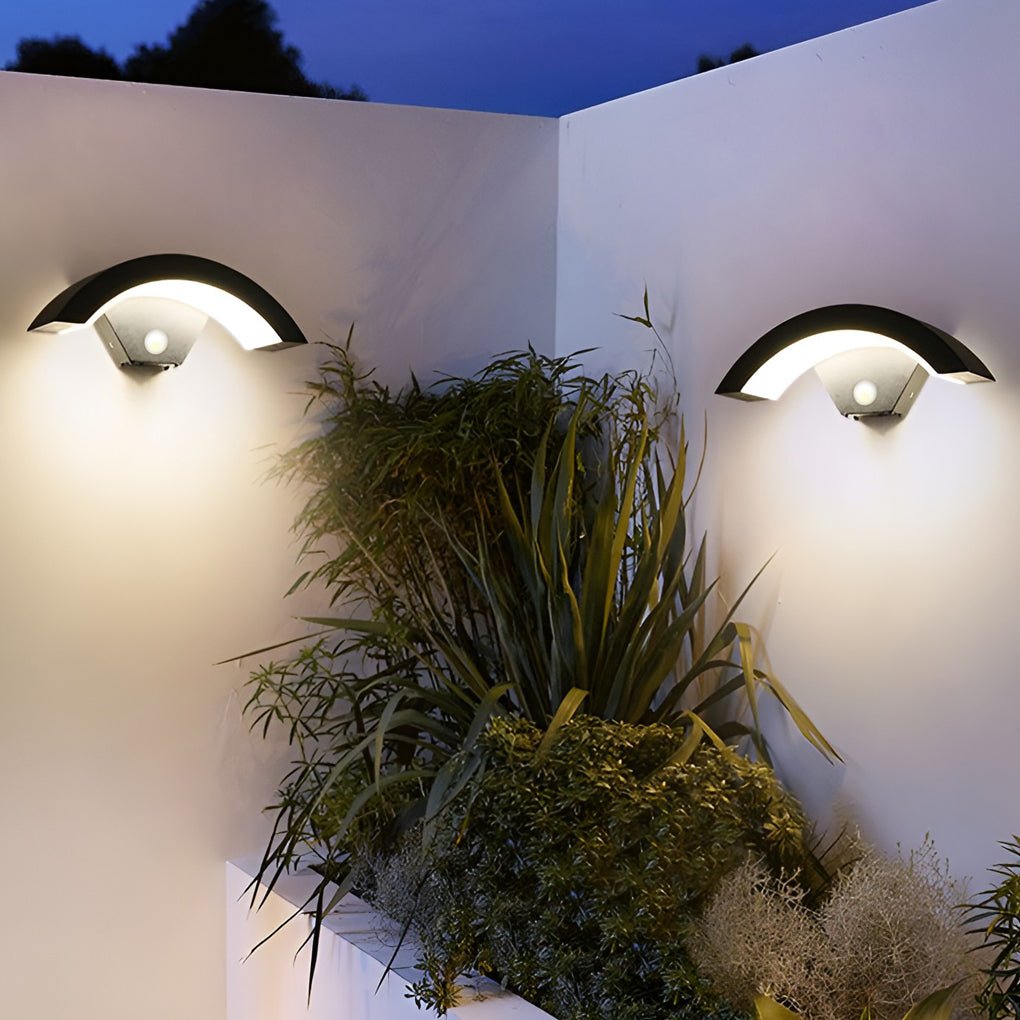 Utomhusvägglampa med böjd LED-design