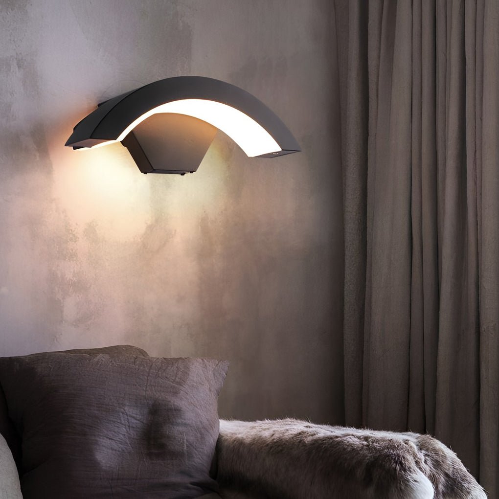 Utomhusvägglampa med böjd LED-design