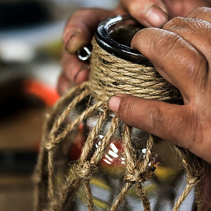 Rustik Glasvas med Jute Snöre – Dekorativ och Tidlös för Din Inredning