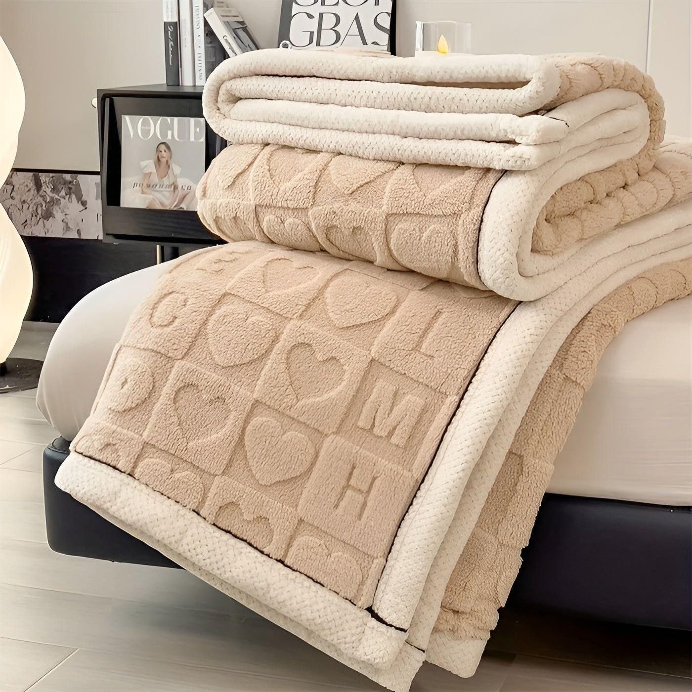 CozyJacquard Blanket - Ultra-mjukt korallfleecefilt med dubbelsidig hjärt- och bokstavsdesign