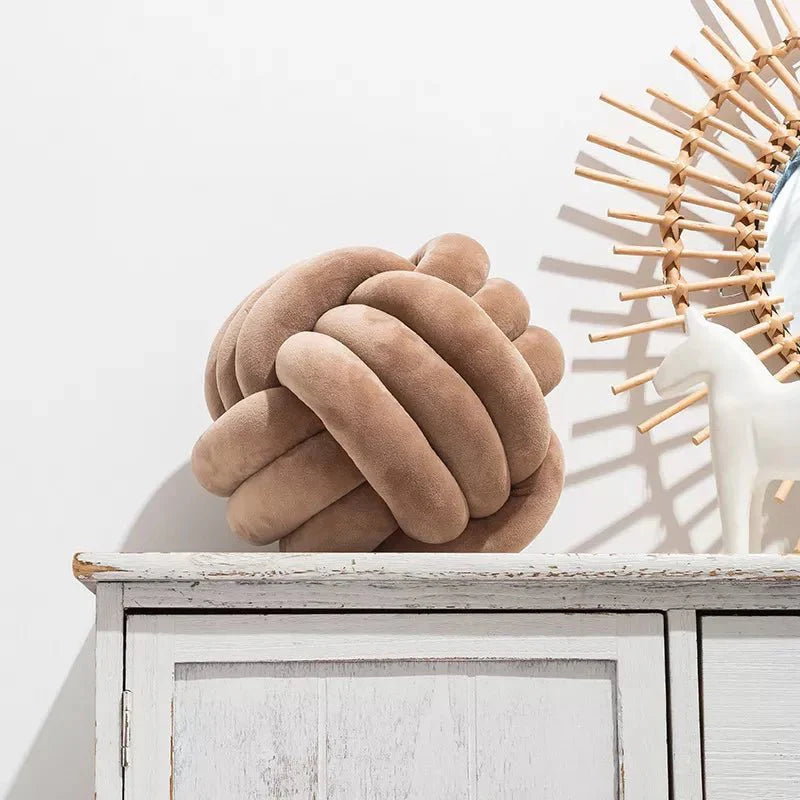 Dekorativ Knuten Suede Effekt Boll Mjuk Kudde Pillow