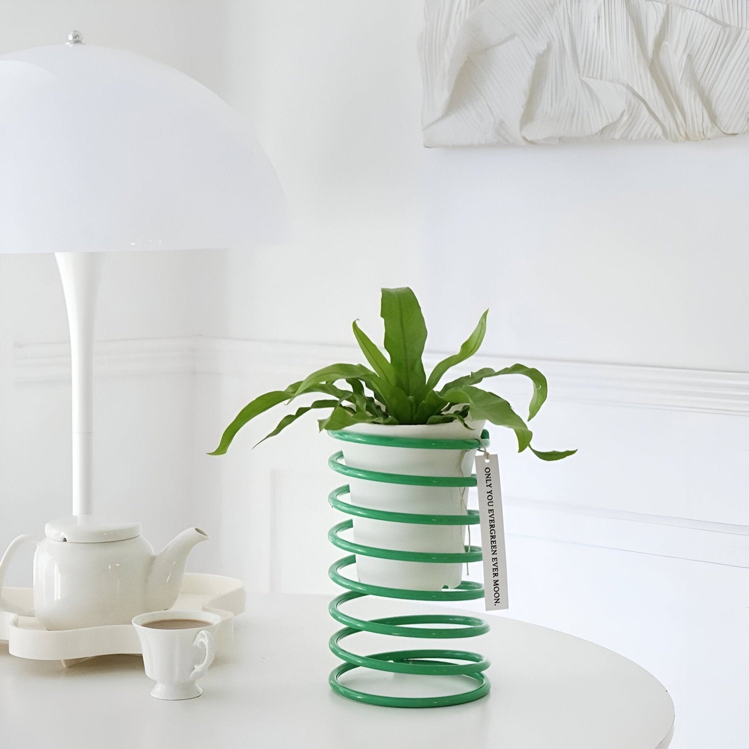 Dekorativ vårblomkrukställning i färgglad metalldesign