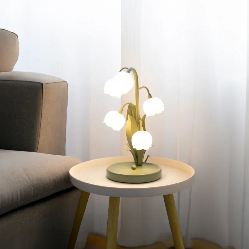 LumeBlossom – LED Bordslampa i Blomform med Skandinavisk Design