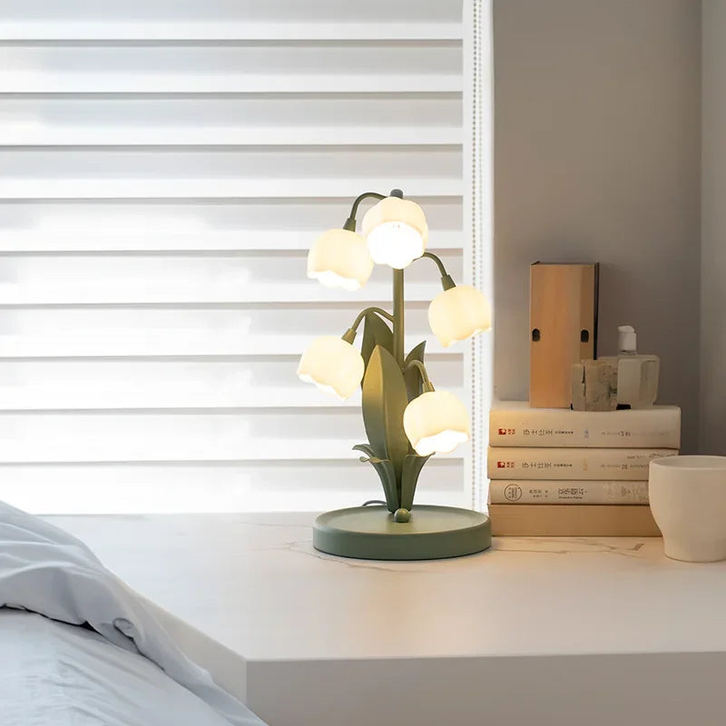 LumeBlossom – LED Bordslampa i Blomform med Skandinavisk Design