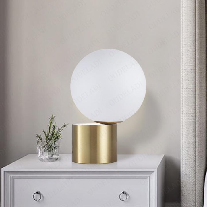 GlassGlow – Glaskula Bordslampa med LED-belysning i Modern Design | Nattlampa