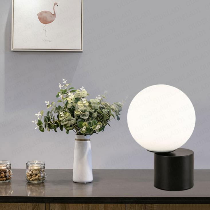GlassGlow – Glaskula Bordslampa med LED-belysning i Modern Design | Nattlampa