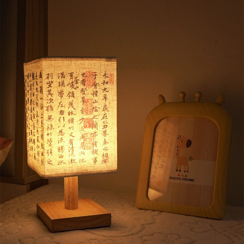 LumiSquare - LED Bordslampa med Träbas och Japanskt Mönster, Modern Fyrkantig Design