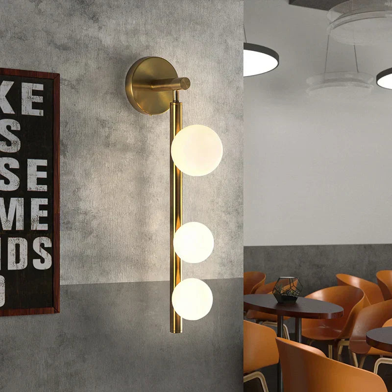 GlowSphere - Modern LED Vägglampa med Klotdesign för Stilren Inomhusbelysning